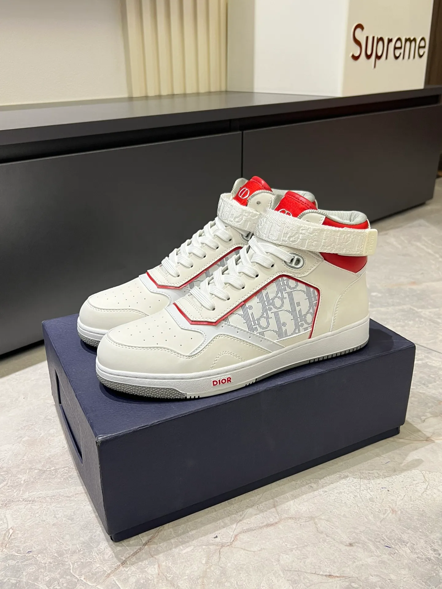 Men's shoes 💰p460 "Dio*" mid-top B27 casual sneakers. This B27 high-top sneaker is a new product in the series and continues Di*r's classic style. Crafted from gray and white smooth calf leather with beige and black Oblique print panels on the sides. The "CD Icon" shaped shoelace eyelets are clever and delicate, and the two-color rubber sole, rear collar and heel are all equipped with the brand's iconic details to enhance the style. Oblique printed straps at the ankle allow for an adjustable fit to complement the overall design. Fashionable and versatile, it can complement any look. Create an exquisite design with unique dynamic vitality and modern atmosphere, presented in low-top and high-top styles. This new must-have shoe adds a new dimension to Dior's archive heritage, embodying modern elegance. Purchase the original version and make it 1:1. If you need top quality, please come to me! Male 38-44!